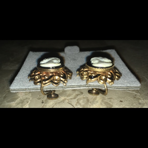 1940's Vintage Black Onyx Cameo Screw-On Earring. - Picture 3 of 8